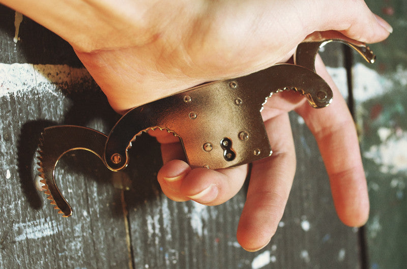 Escape from Thumbcuffs – Scam Stuff