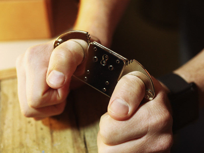 Escape from Thumbcuffs – Scam Stuff